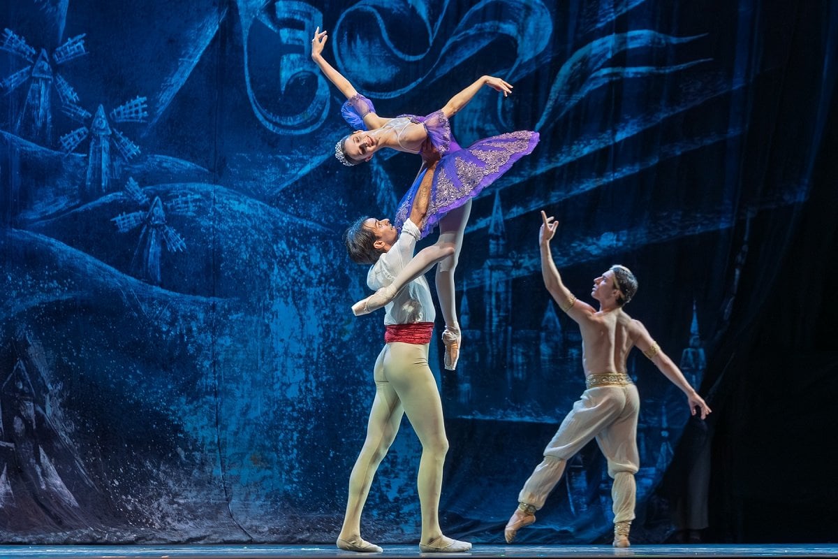 LE CORSAIRE ACT II PAS DE TROIS MARIA KHOREVA CONSTANTINE ALLEN GIULIO DILIGENTE photo by Graham Spicer YGPE 2025 LE CORSAIRE ACT II PAS DE TROIS - MARIA KHOREVA, CONSTANTINE ALLEN, GIULIO DILIGENTE - photo by Graham Spicer, YGPE 2025