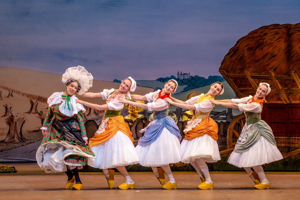 James Hay as Widow Simone Nadia Mullova Barley Julia Roscoe Amelia Townsend And Charlotte Tonkinson in La Fille mal gardee The Royal Ballet ©2025 RBO. Photographed by Andrej Uspenski James Hay as Widow Simone, Nadia Mullova-Barley, Julia Roscoe, Amelia Townsend And Charlotte Tonkinson in La Fille mal gardée, The Royal Ballet ©2025 RBO. Photographed by Andrej Uspenski