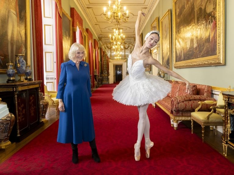 Her Majesty Queen Camilla, at Buckingham Palace with Lead Principal Sangeun Lee, photo by Ian Jones - 3