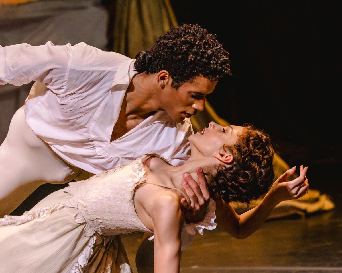 Marcelo Sambe and Francesca Hayward in Manon Marcelino Sambé and Francesca Hayward in Manon