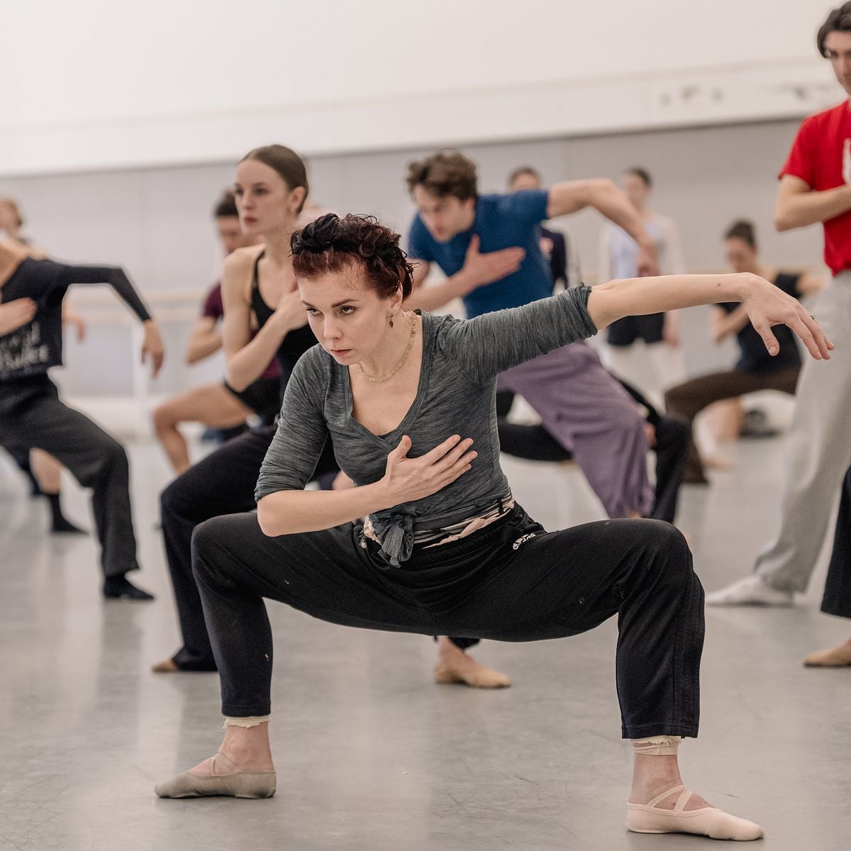 Natalia Osipova in rehearsal for Leon and Lightfoots Salle de danse ©2026 RBO. Photographed by Andrej Uspenski Natalia Osipova in rehearsal for León and Lightfoot’s Salle de danse ©2026 RBO. Photographed by Andrej Uspenski