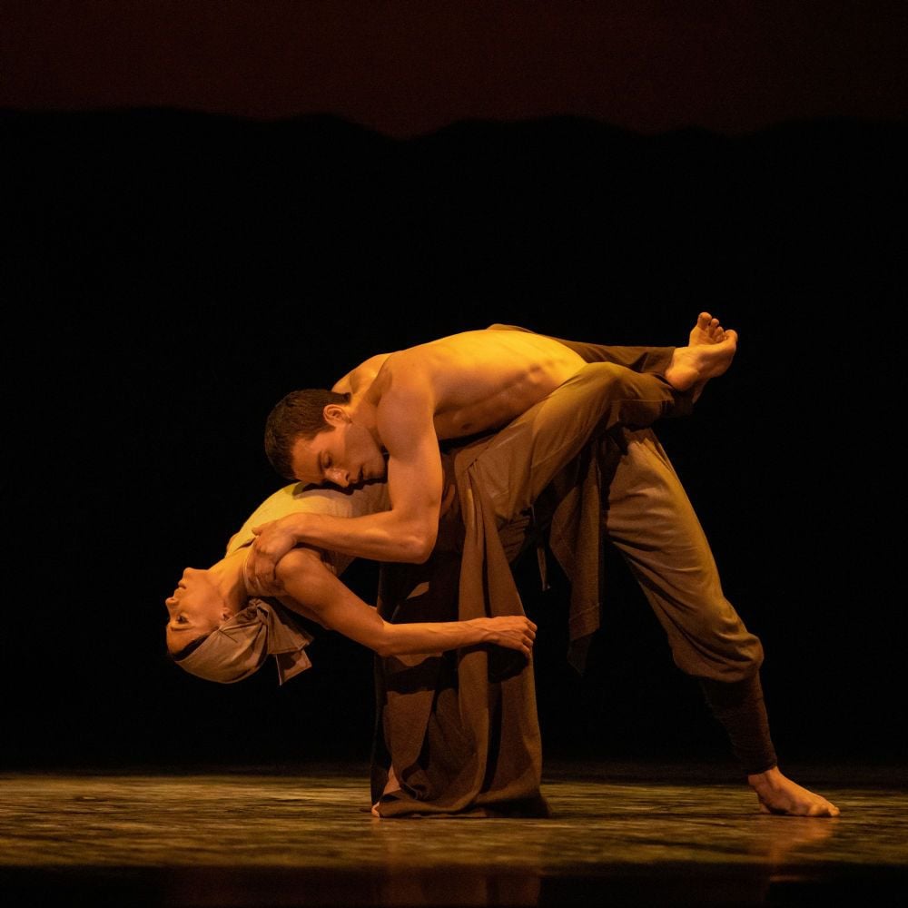 Katherine Barkman with Benjamin Davidoff in Akram Khans ‘Dust. Photo by Reneff Olson Productions Katherine Barkman with Benjamin Davidoff in Akram Khan’s ‘Dust.’ Photo by Reneff Olson Productions