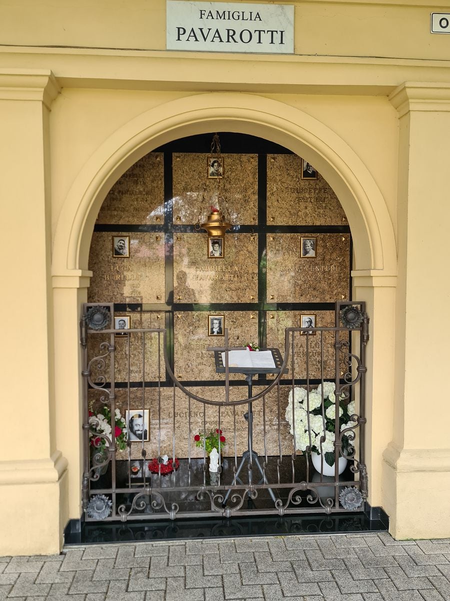 Luciano Pavarottis family crypt Montale Rangone Cemetery Modena photo Graham Spicer 1 Luciano Pavarotti's family crypt, Montale Rangone Cemetery, Modena - photo Graham Spicer - 1