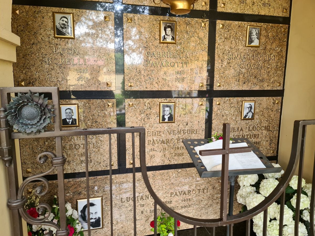 Luciano Pavarottis family crypt Montale Rangone Cemetery Modena photo Graham Spicer 2 Luciano Pavarotti's family crypt, Montale Rangone Cemetery, Modena - photo Graham Spicer - 2