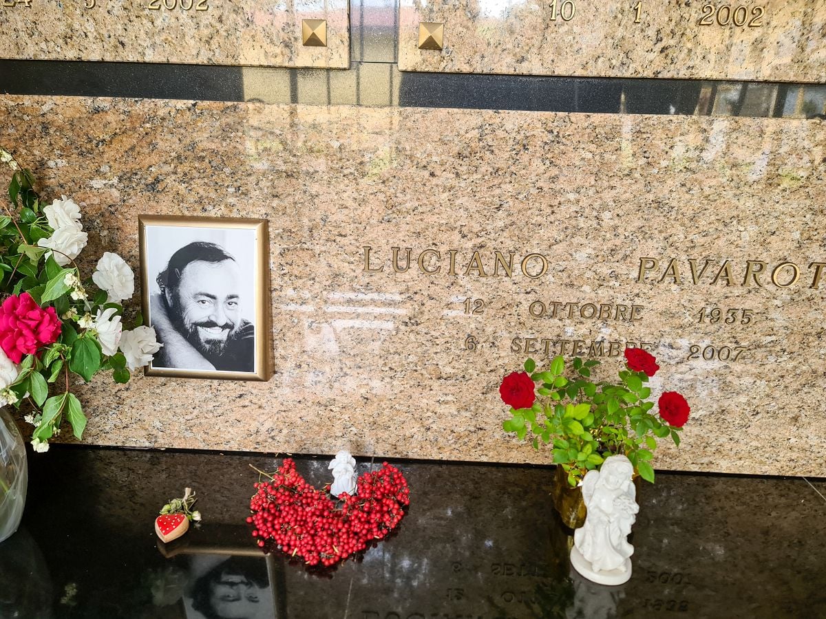 Luciano Pavarottis family crypt Montale Rangone Cemetery Modena photo Graham Spicer 3 Luciano Pavarotti's family crypt, Montale Rangone Cemetery, Modena - photo Graham Spicer - 3