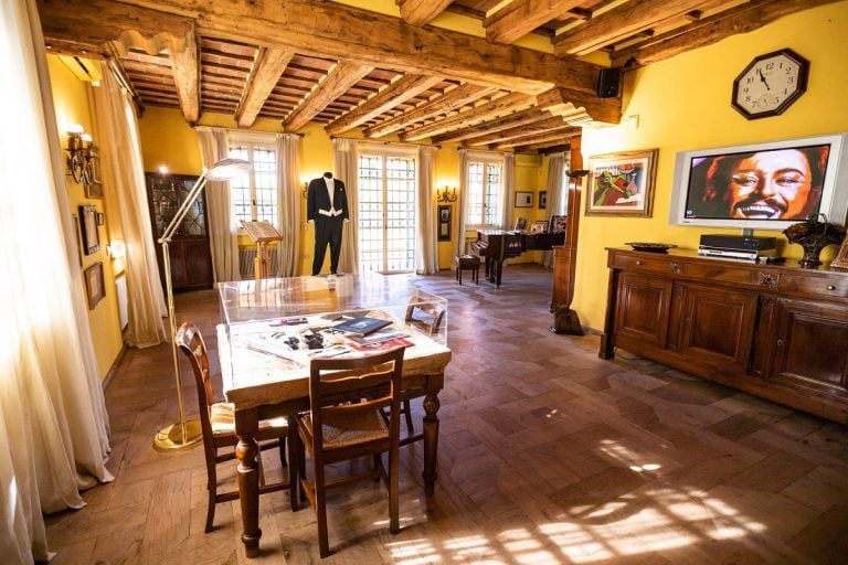 Room 1 Welcome to Pavarottis home Room 1 - Welcome to Pavarotti's home