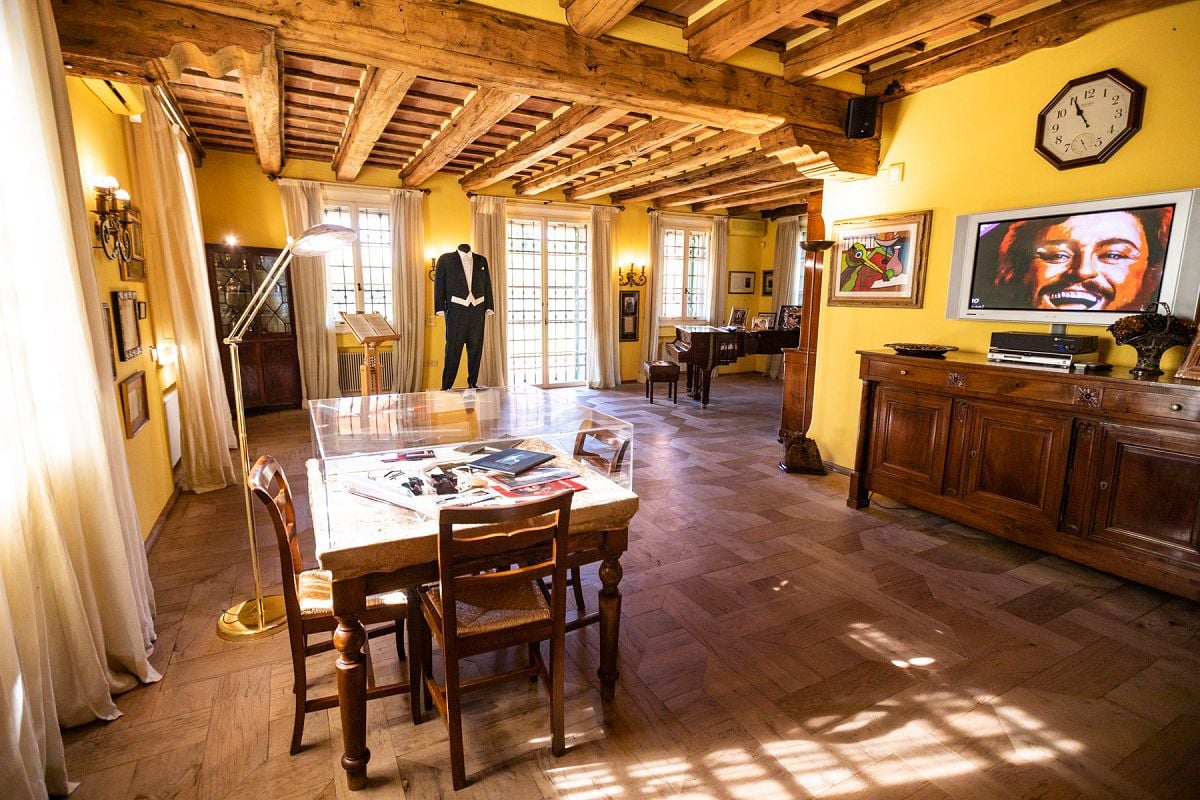 Room 1 Welcome to Pavarottis home Room 1 - Welcome to Luciano Pavarotti's home