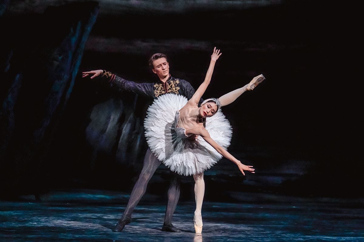 Fumi Kaneko and Vadim Muntagirov in Swan Lake photo RBO Fumi Kaneko and Vadim Muntagirov in Swan Lake photo RBO