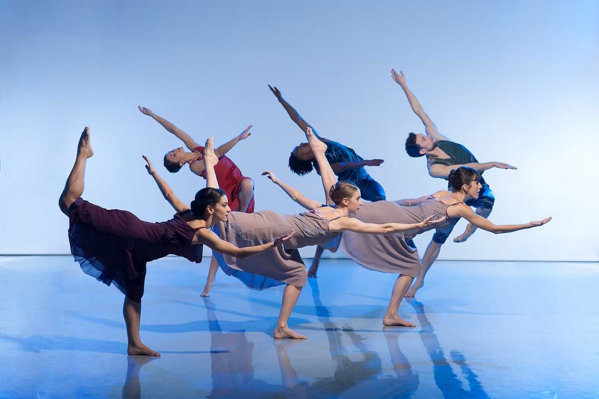 N Nerantzi J Hayes E Braund I De Banya O Vesga Bujan J Muller in Brisk Singing. Richard Alston Dance Company Photo by Chris Nash N Nerantzi, J Hayes, E Braund, I De Banya, O Vesga Bujan, J Muller in Brisk Singing. Richard Alston Dance Company - Photo by Chris Nash