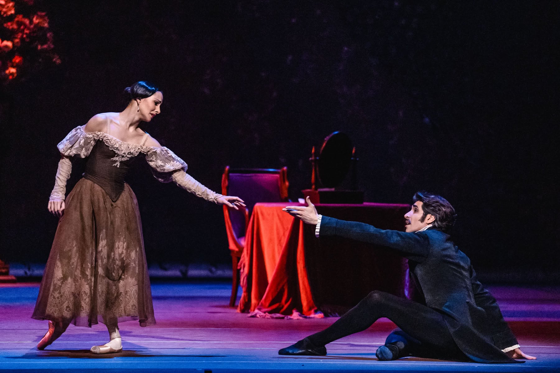 Francesca Hayward as Tatiana and Cesar Corrales as Eugene Onegin in John Crankos Onegin c2025 ROH. Photographed by Andrej Uspenski 1 Francesca Hayward as Tatiana and Cesar Corrales as Eugene Onegin in John Cranko's Onegin (c)2025 ROH. Photographed by Andrej Uspenski (1)