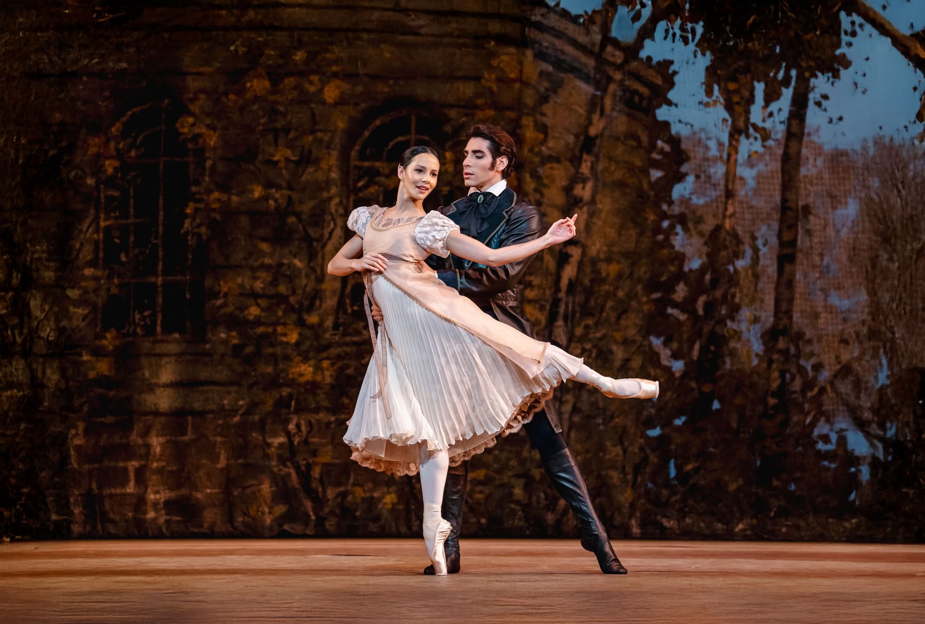 Francesca Hayward as Tatiana and Cesar Corrales as Eugene Onegin in John Crankos Onegin c2025 ROH. Photographed by Andrej Uspenski Francesca Hayward as Tatiana and Cesar Corrales as Eugene Onegin in John Cranko's Onegin (c)2025 ROH. Photographed by Andrej Uspenski