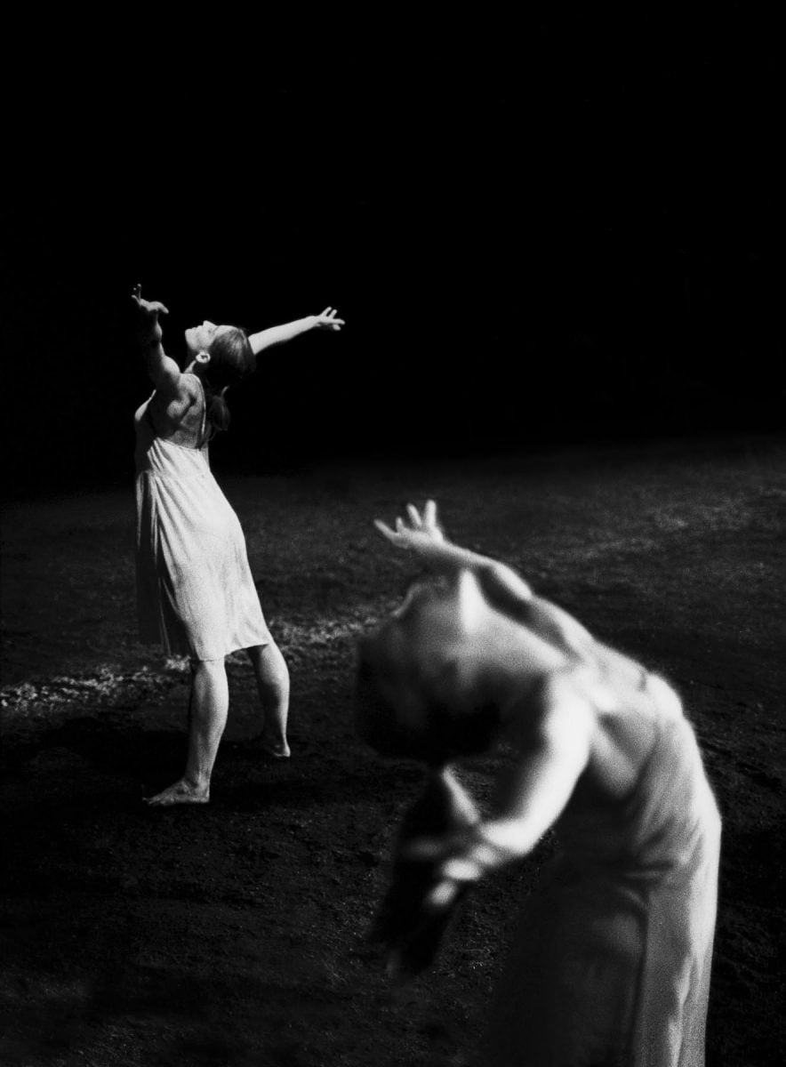Performance of Le Sacre du Printemps, Dana Sapiro, photo Rolf Borzik (c) Pina Bausch Foundation