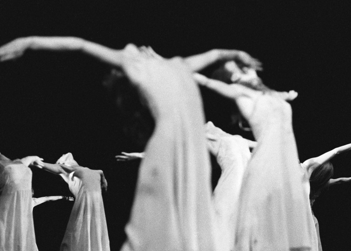 Performance of Le Sacre du Printemps, ensemble Tanztheater Wuppertal Pina Bausch, photo Rolf Borzik (c) Pina Bausch Foundation